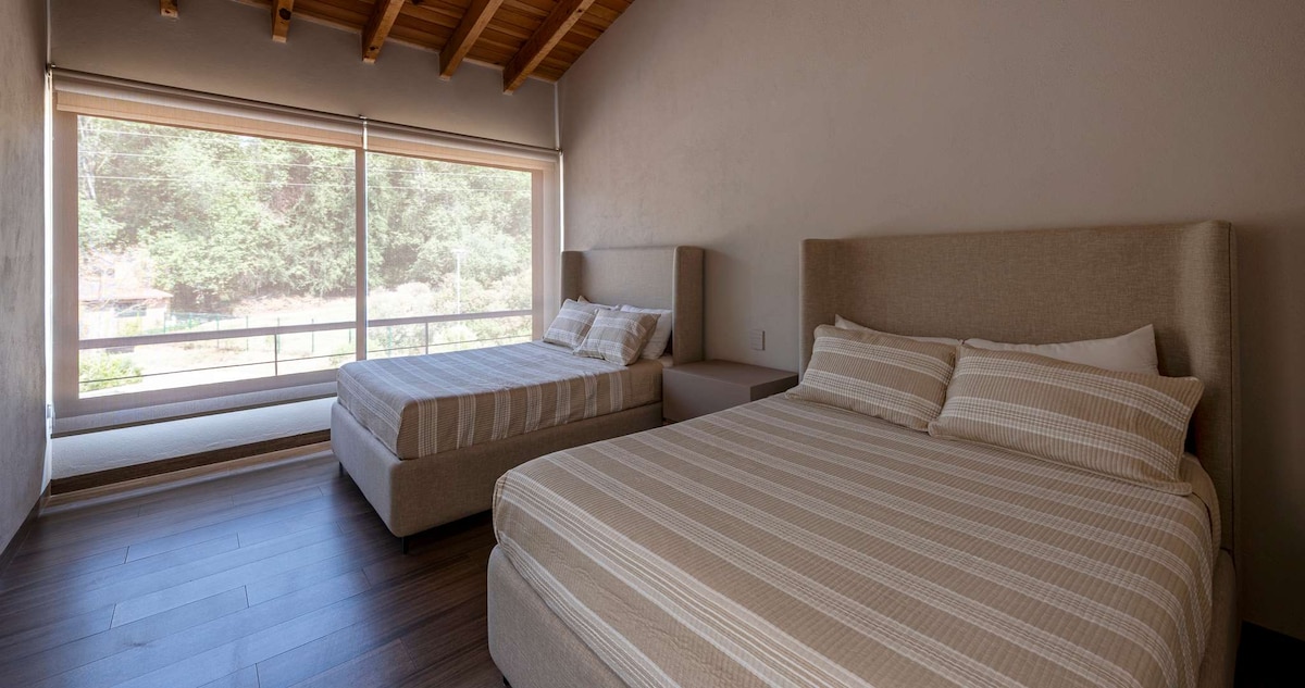 Recámara 2 con Ventanal y 2 Camas Dobles