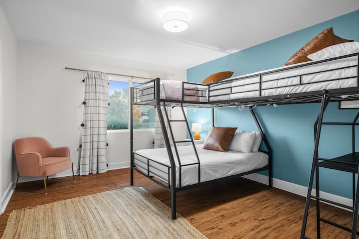 בחדר השינה 4 יש 2 מיטות יחיד מעל מיטת קומותיים קווין סייז.