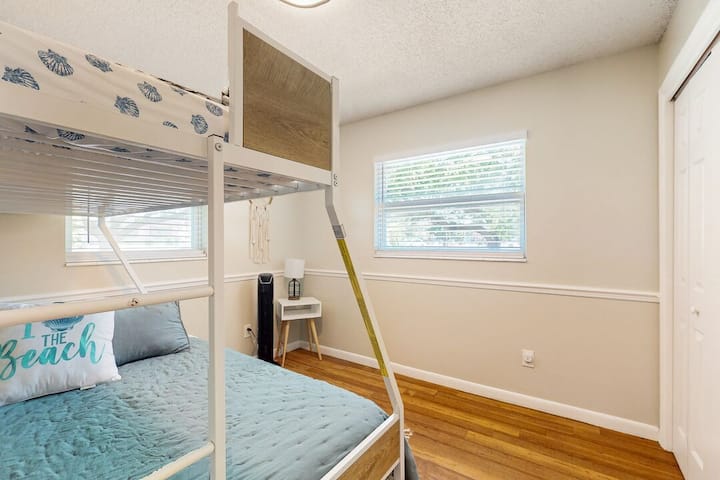 საძინებელი 3, რომელშიც დგას ერთადგილიანი საწოლის ზემოთ განთავსებული ორსართულიანი საწოლი