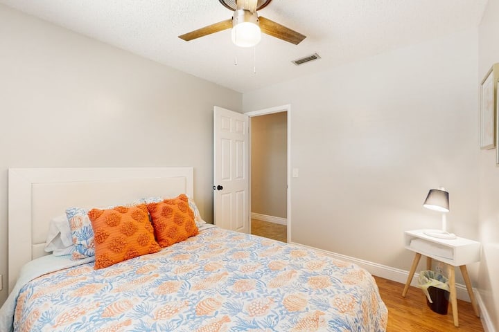 სტუმრების 1‑ელ საძინებელში არის კომფორტული საწოლი 152x203 სმ