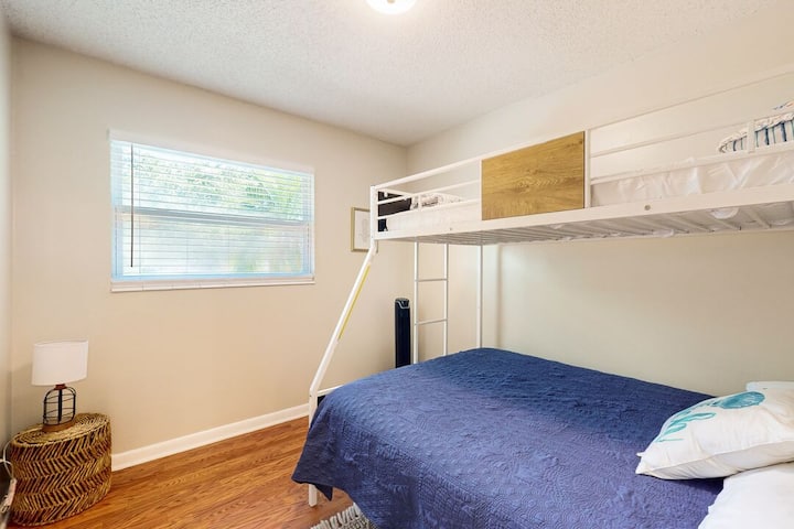 საძინებელი 2 სტუმრებისთვის: ორსართულიანი საწოლი (ორი ერთადგილიანი საწოლი ერთმანეთზე)