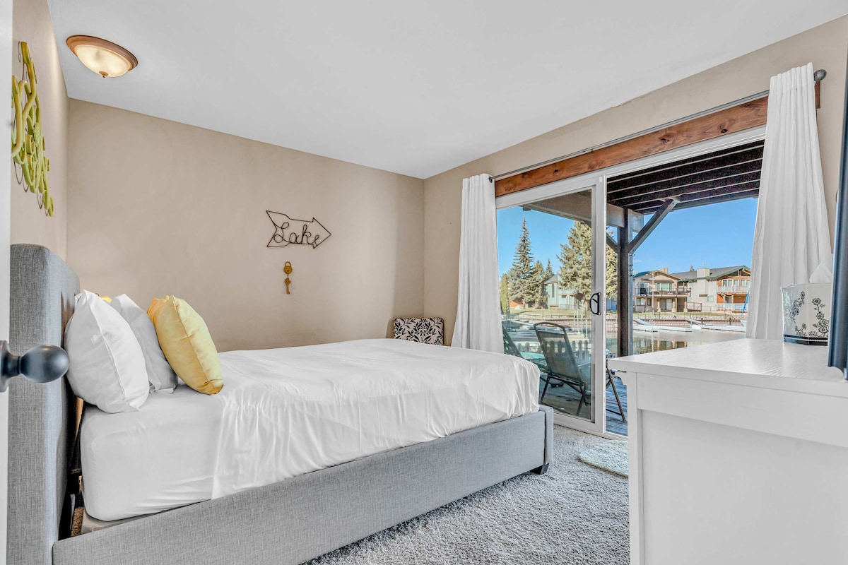 Dormitorio 4 (planta baja): cama tamaño queen, acceso al patio, vistas al agua