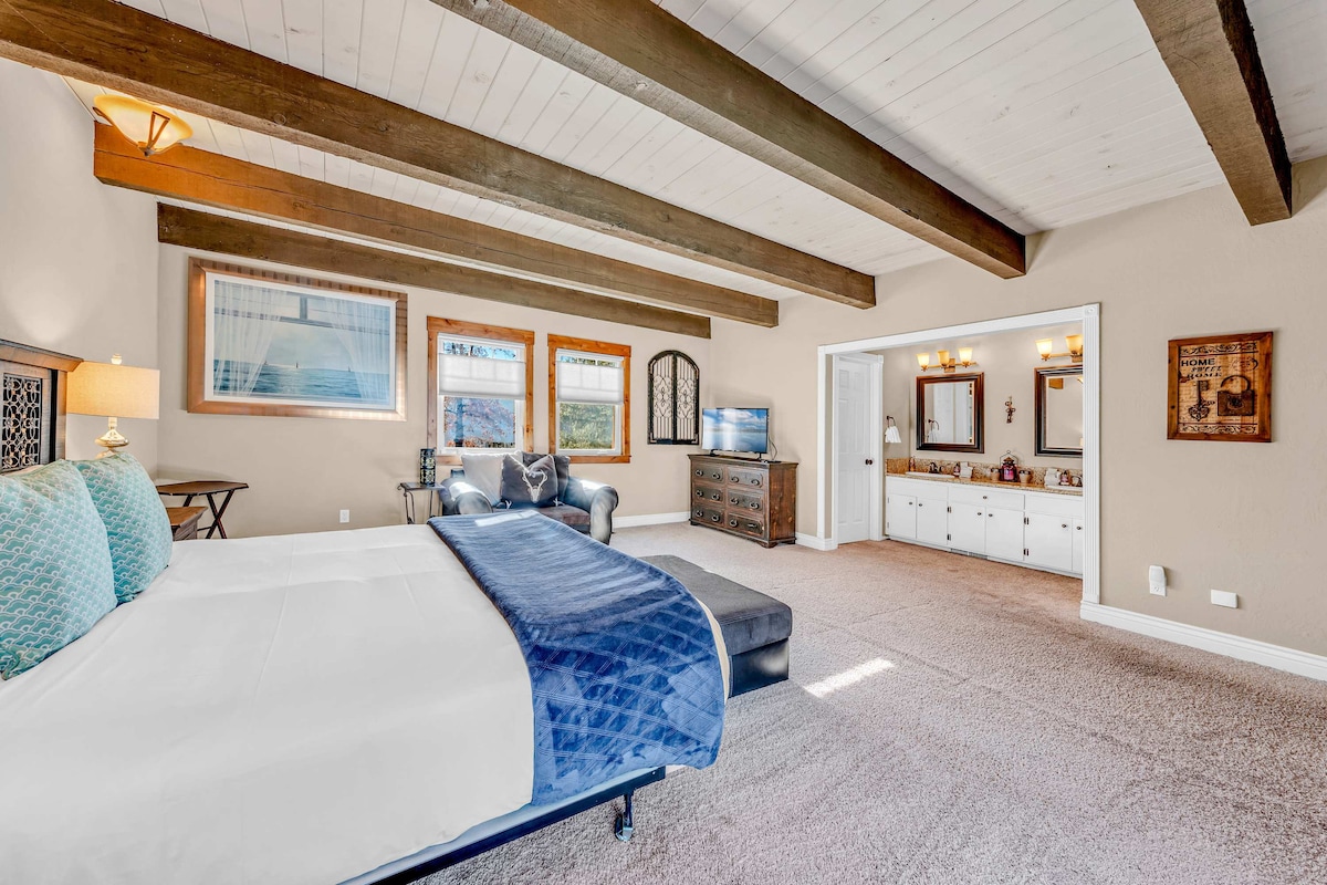 Dormitorio 1 (planta superior): cama tamaño king, mesitas de noche a juego, diván de cuero, Smart TV