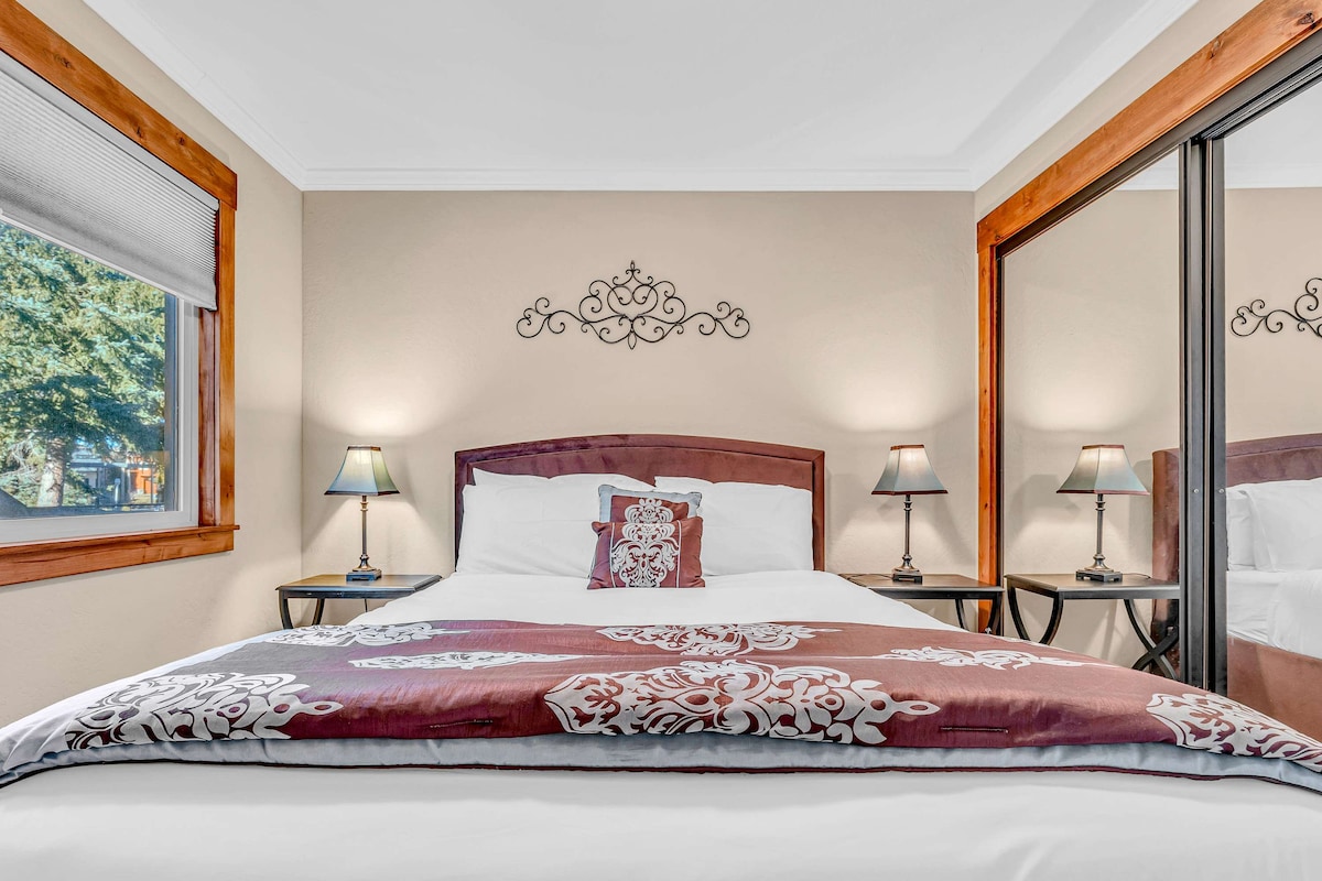 Dormitorio 2 (planta principal): cama tamaño queen, lámparas de cabecera, armario