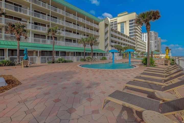 Oceanview Studio W/ Kitchenette & Steps To Sand - Ormond Beach, FL