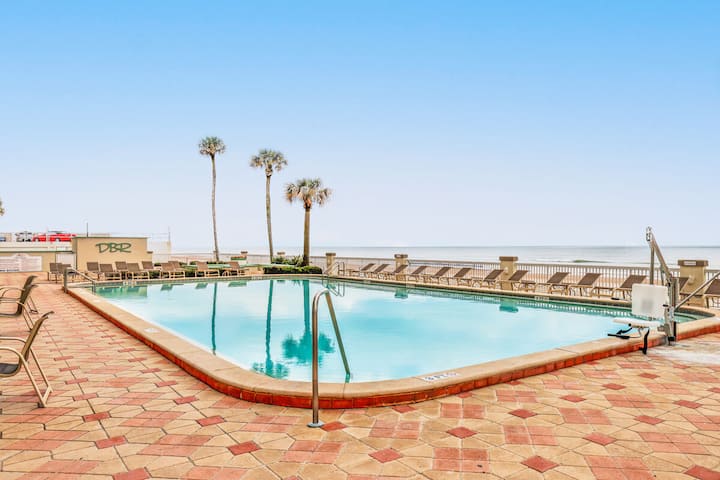 Steps From The Sand, King Bed, Resort Perks & Pool - デートナ・ビーチ, FL