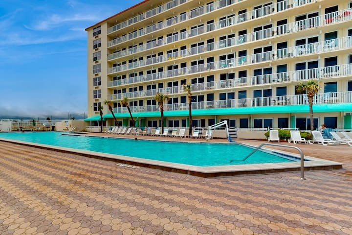 Oceanfront Views & Pool At Relaxing Beach Studio - Daytona Beach, FL