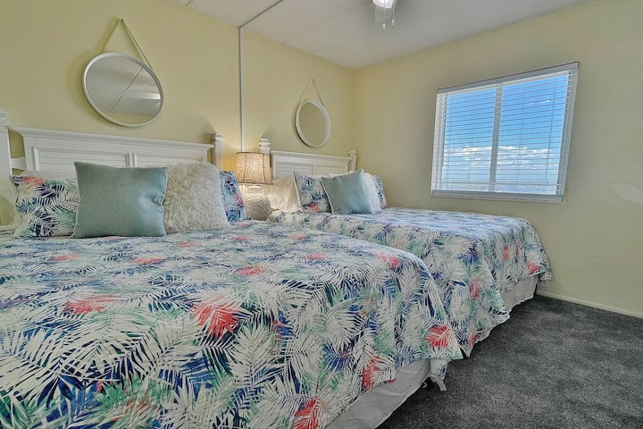 تتميز غرفة النوم المستوحاة من الشاطئ هذه، وهي مثالية للعائلة أو الأصدقاء، بسريرين مريحين وديكور ساحلي ناعم والكثير من الإضاءة الطبيعية - وهي مثالية لقضاء ليالٍ مريحة أثناء إقامتك على الشاطئ.