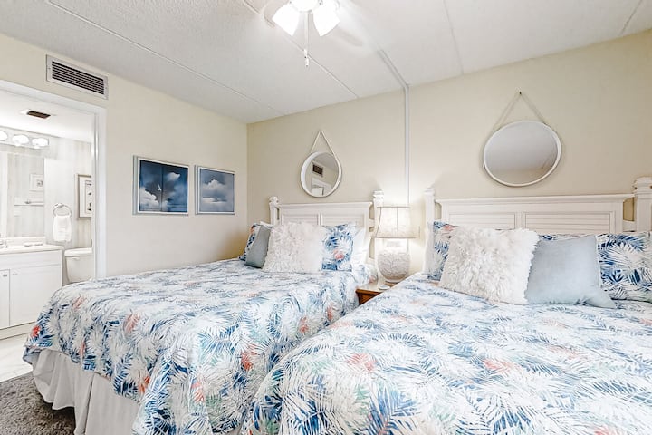 توفر غرفة نوم الضيوف الجذابة هذه سريرين مريحين، وديكورًا مستوحى من الشاطئ، وحمامًا داخليًا مريحًا - مثالي للعائلات أو الأصدقاء الذين يستمتعون بإقامة مريحة ومريحة على شاطئ البحر.