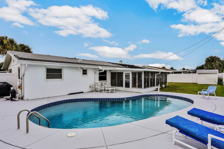 Peaceful Pool Retreat Near Beach + Sunroom - オーモンドビーチ, FL