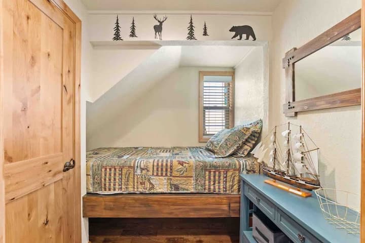 ห้องนอนที่สองมีเตียงนอนสบายและไม้ตกแต่ง — เหมาะสำหรับเด็กหรือผู้เข้าพักคนอื่น