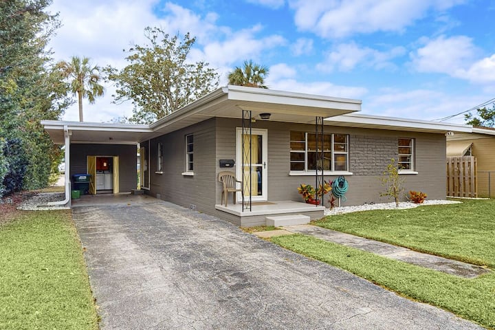 Charming Coastal Cottage W/ King Bed & Style - Ormond Beach, FL