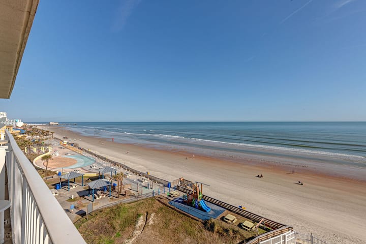 Oceanfront Studio W/ Balcony + Queen Bed - Daytona Beach, FL