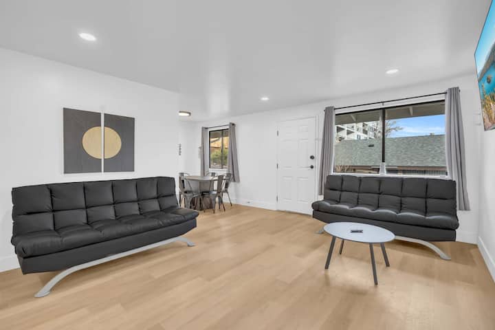 Tranquil Oasis Duplex/5baths/sleeps 15 - Reno, NV