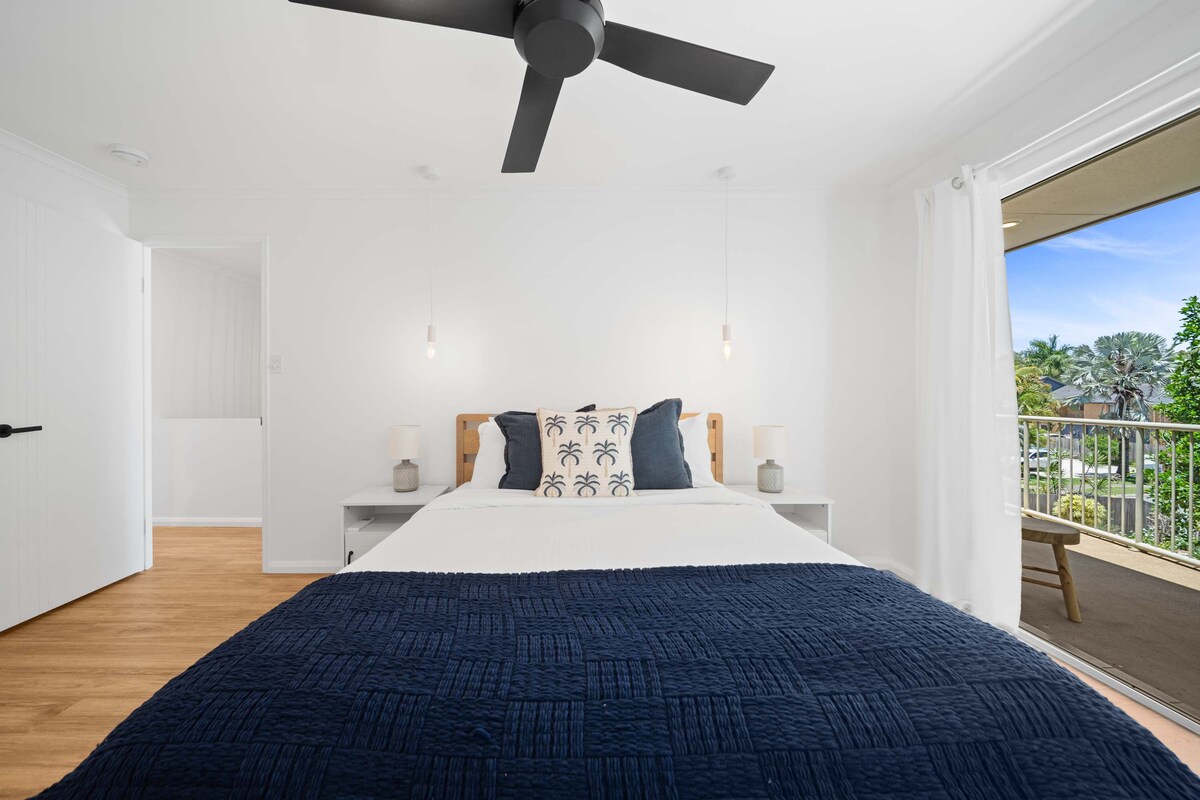 เตียงควีนไซส์ออกแบบมาเพื่อความสะดวกสบายและการพักผ่อนยามค่ำคืน