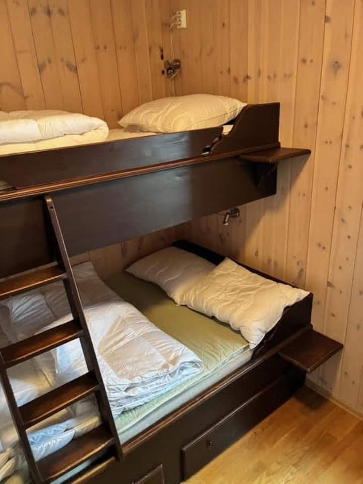 Втората спална соба има семеен кревет на спрат 120x200-90x200 и единечен кревет на спрат 75x200cm.