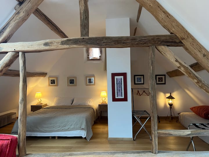 Na 1. poschodí sa nachádza spálňa 4, ktorá je spojená s medziposchodím so spálňou 3 a pozostáva z manželskej postele (160 x 200 cm) a obývacej časti s TV.