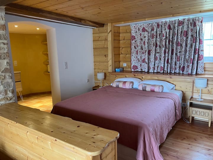 Na prízemí je spálňa 1, ktorá je hlavným apartmánom pozostávajúcim z manželskej postele (160 x 200 cm), obývacieho priestoru s TV a vlastnej kúpeľne.