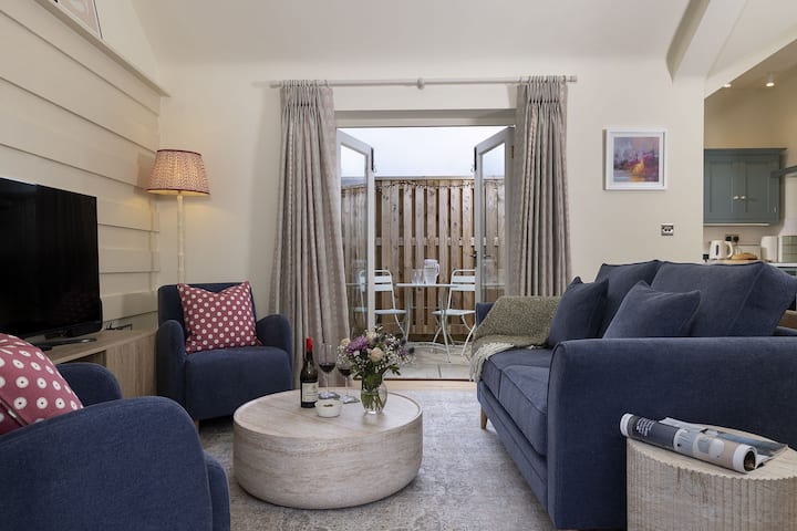 The Stables At Sturt Farm Courtyard - With Hot Tub - Witney