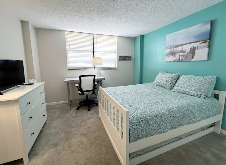 Chumba cha kulala cha wageni chenye kitanda aina ya Queen na kitanda cha kukunjwa aina ya Twin, Smart TV, ni