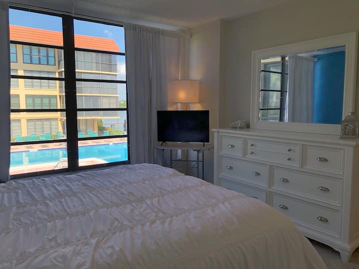 Chumba kikuu cha kulala chenye kitanda cha ukubwa wa king na mwonekano wa ufukweni, pia