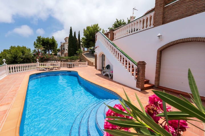 Dukes Castillo - Nerja