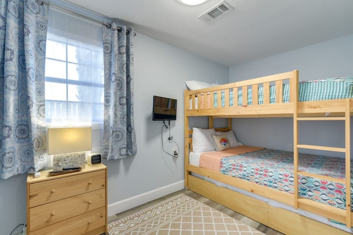 Dhoma e gjumit nr. 2 (Njësia e poshtme) | Krevate dopio një vendës | TV i montuar në mur | Organizim komod