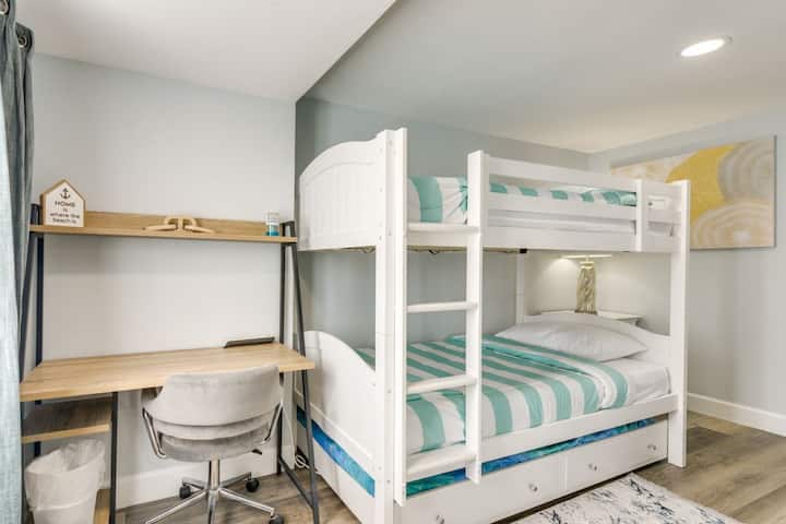 Dhoma e gjumit nr. 2 (Njësia e sipërme) | Krevate marinari | Tavolinë pune | Dritë natyrale e ndritshme