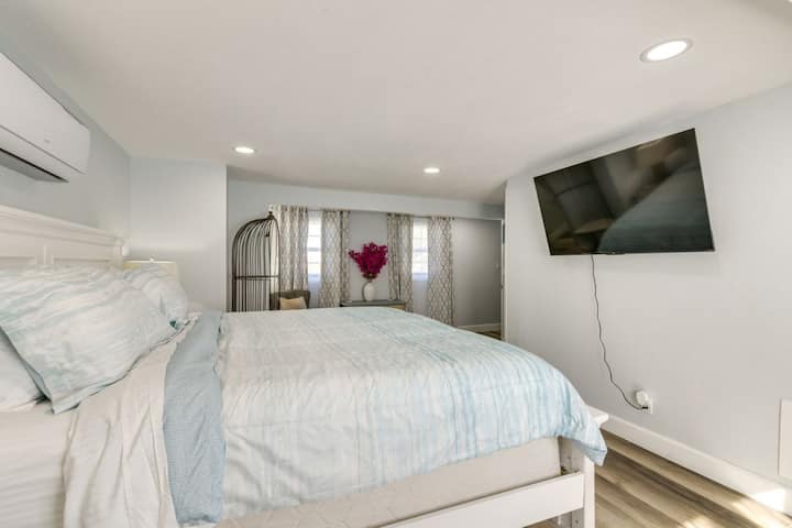 Dhoma e gjumit nr. 1 (Njësia e sipërme) | Krevat dopio "king" | Komodinë dhe komodinë | Ndriçim i butë