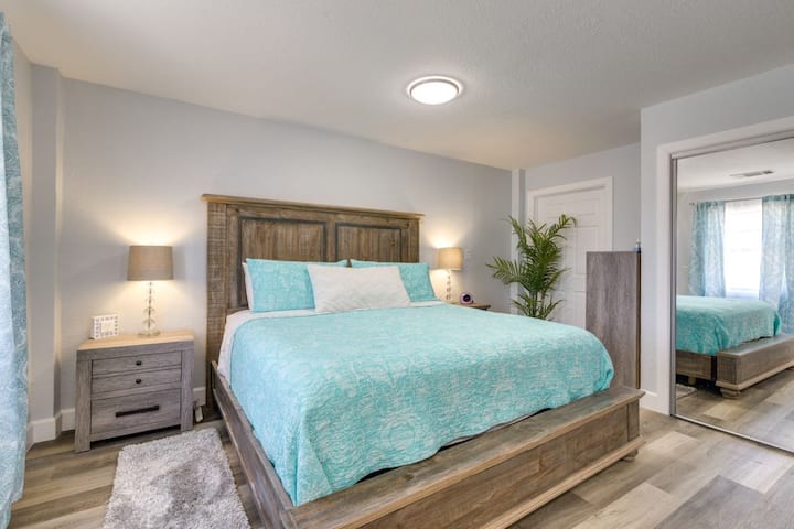 Dhoma e gjumit nr. 1 (Njësia e poshtme) | Krevat dopio "king" | Dollap me pasqyrë | Dekor modern bregdetar