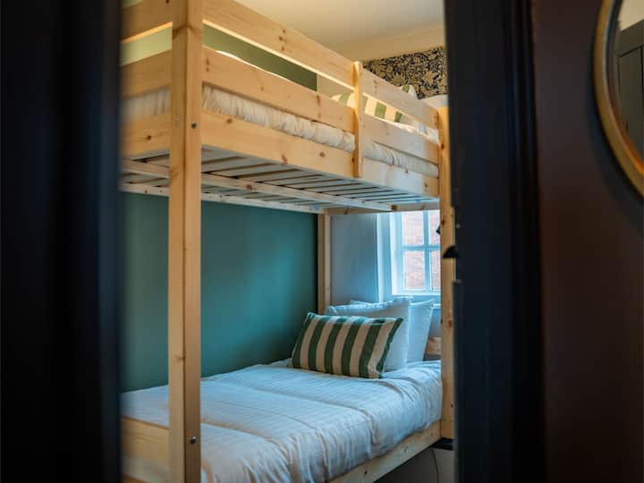 Dhomë gjumi me krevat marinari