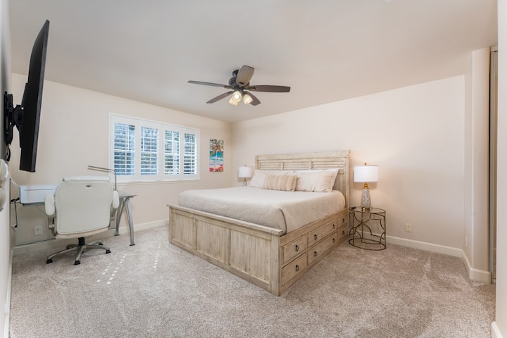 Dormitorio principal con cama tamaño king y estación de trabajo
