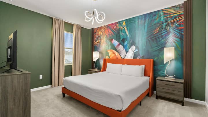 Dormitorio 12 – Elegante suite tamaño king con arte mural vibrante y ambiente acogedor.