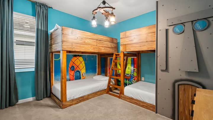 Dormitorio 9: habitación con dos literas de Bob Esponja diseñada pensando en los niños: luminosa, divertida y perfecta para hermanos o amigos. 