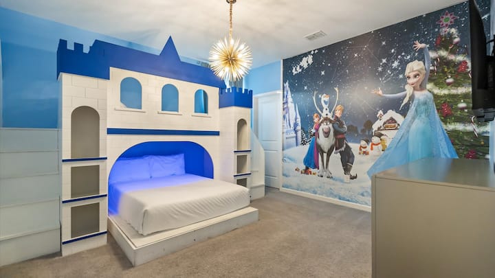 Dormitorio 6 (litera doble/individual): habitación detallada con temática de Frozen, con camas personalizadas e iluminación mágica.