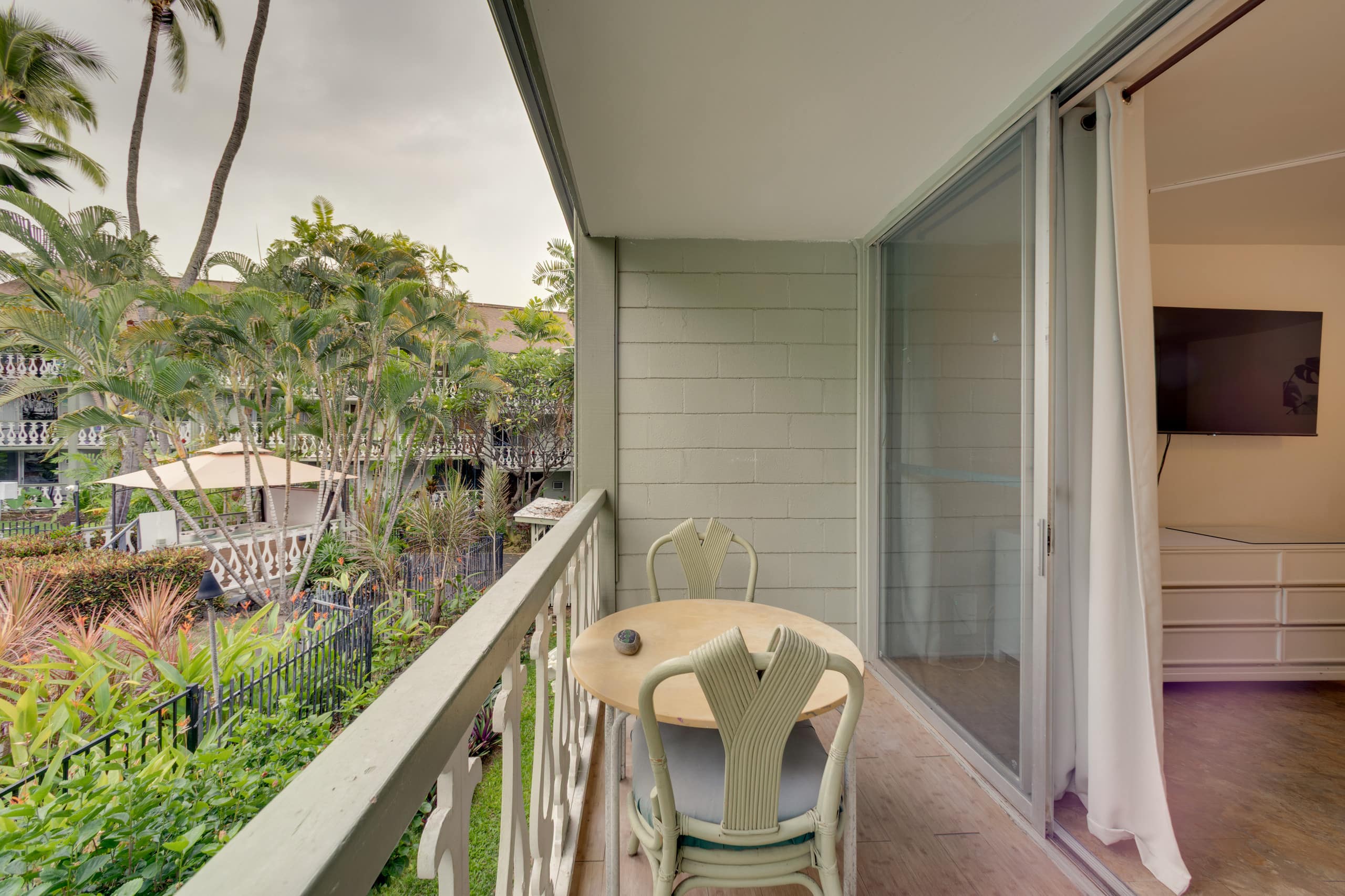 Kona Beach Retreat Steps to Ocean: Soak & Stroll! - Image 10