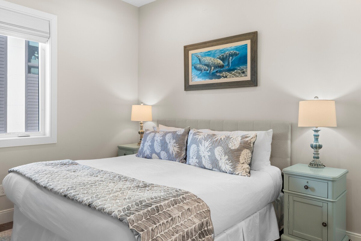 El dormitorio 3 cuenta con una cama tamaño king, TV y baño privado. (Segundo piso)