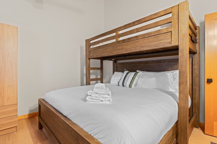 تحتوي غرفة النوم الثانية على سرير بطابقين.