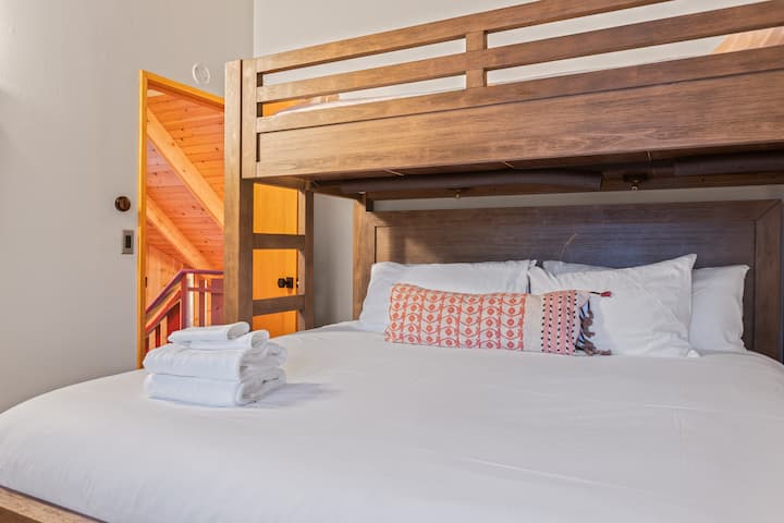 تحتوي غرفة النوم 3 على سرير بطابقين.