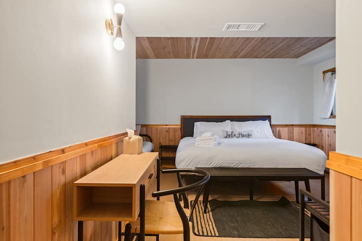 تحتوي غرفة النوم 4 على سرير كبير وسرير مزدوج.