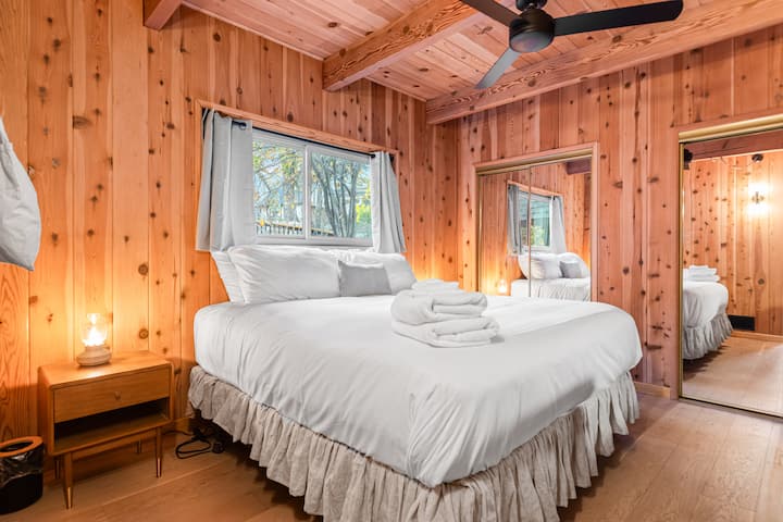 تحتوي غرفة النوم الرئيسية على سرير كبير ومكتب.