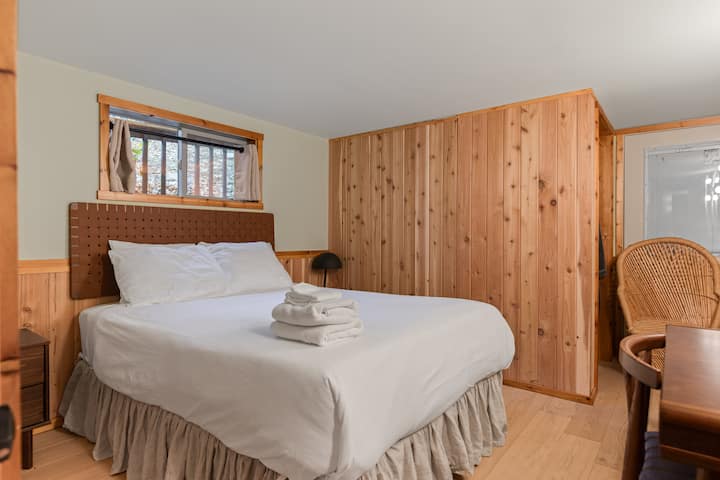 تحتوي غرفة النوم 5 على سرير بحجم ملكي ومكتب.