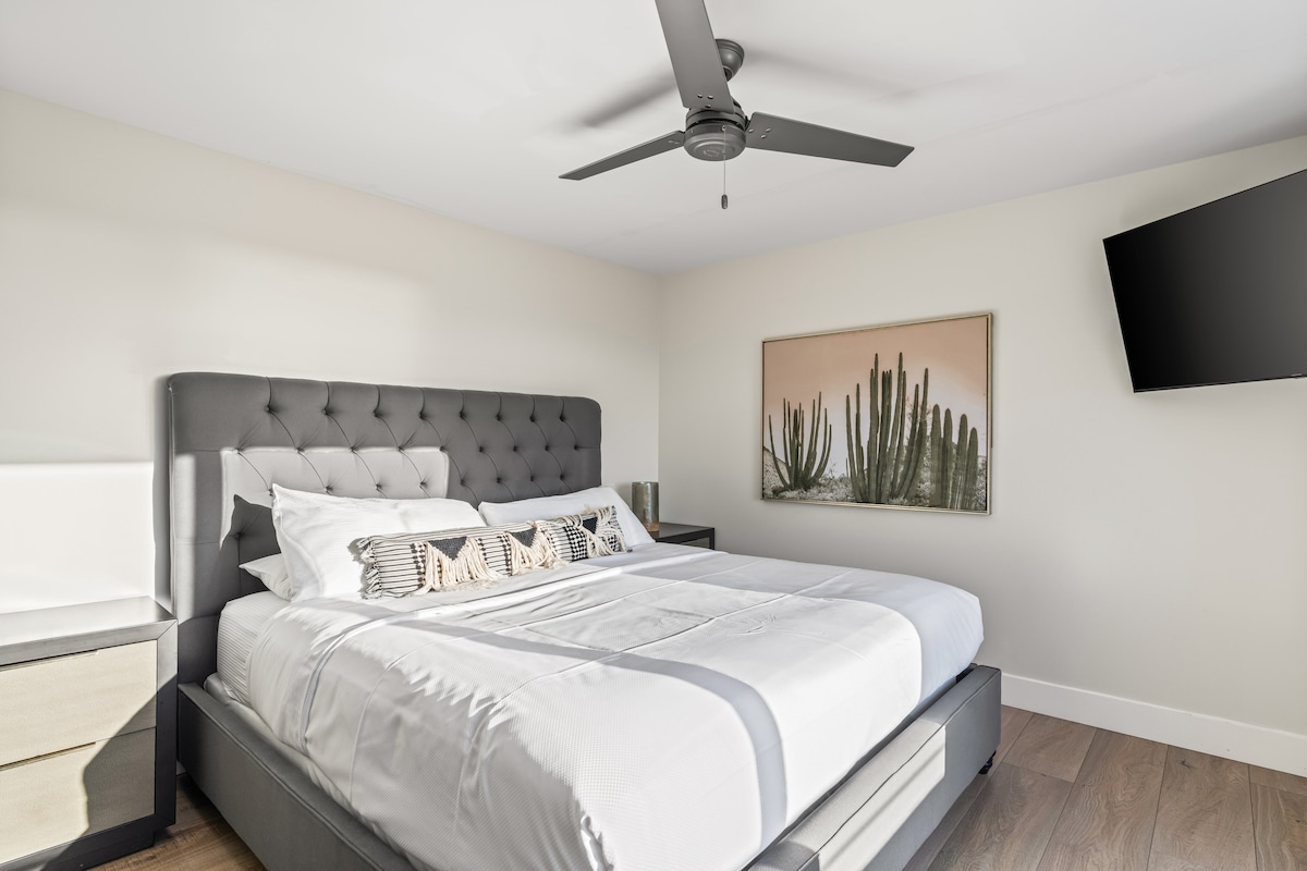 Hlavná spálňa má manželskú posteľ King, televízor, stropný ventilátor a vlastnú kúpeľňu.