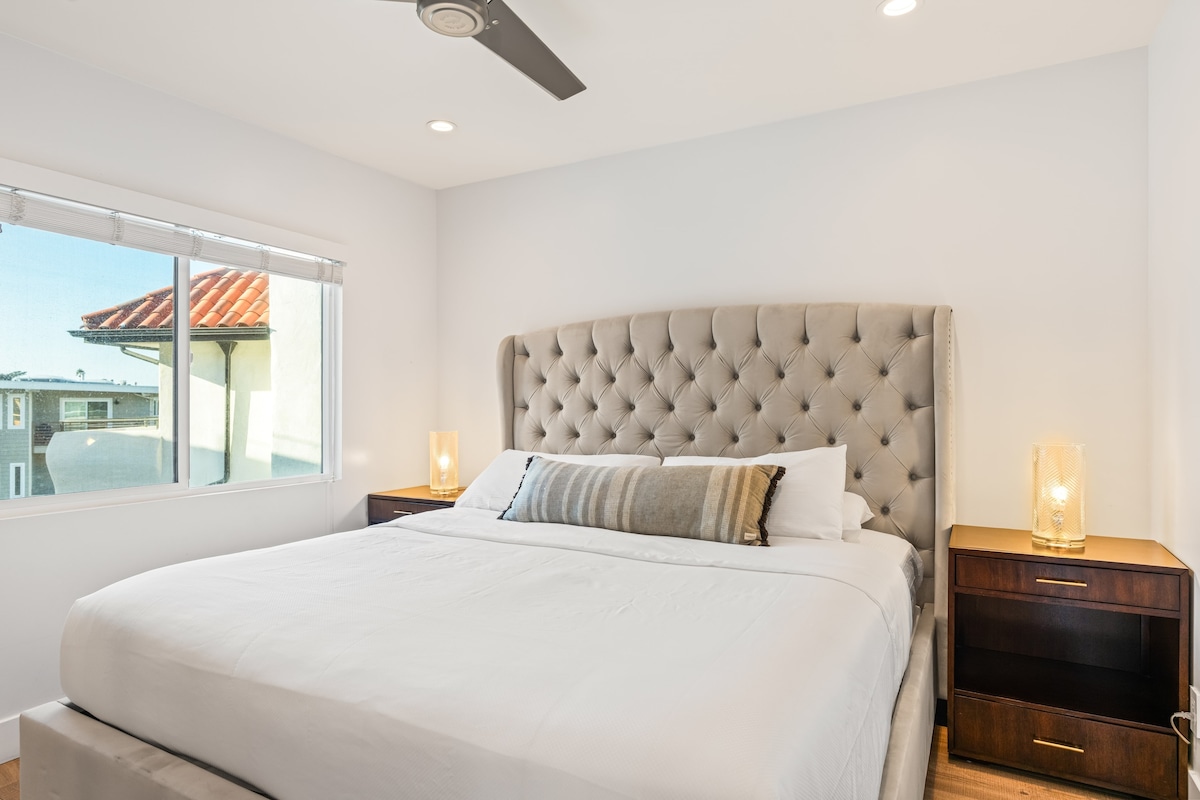 Спалната соба 3 има брачен кревет (широк 180-220 см).