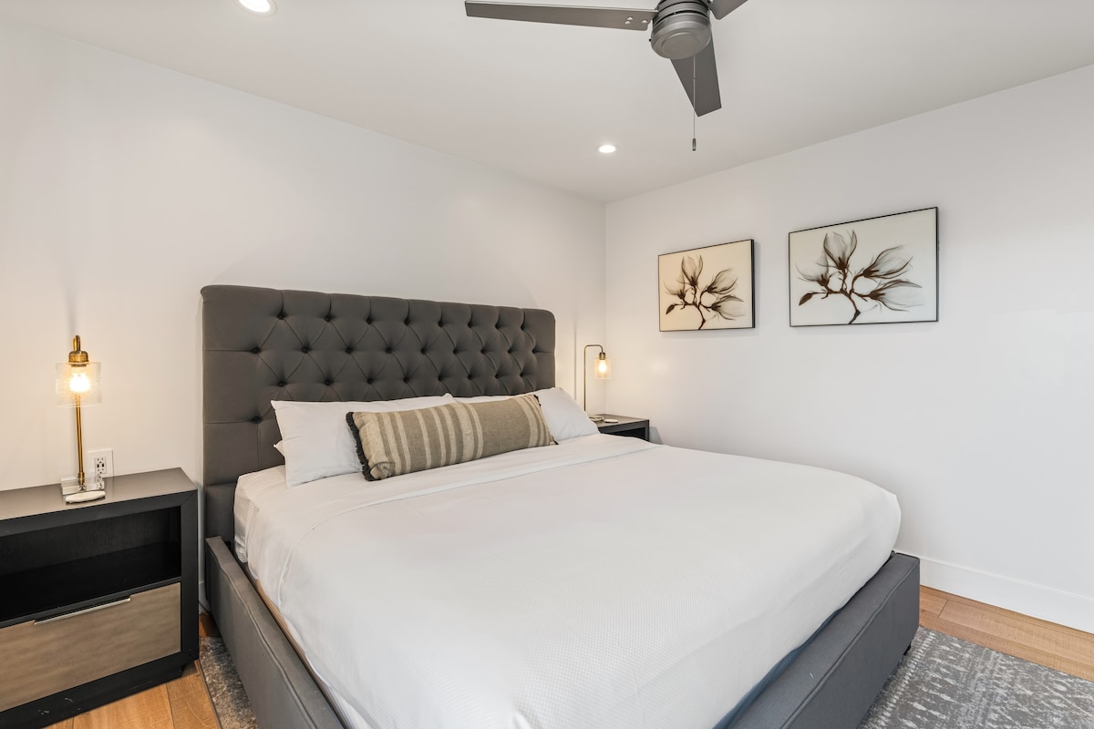 Главната спална соба има брачен кревет (king size) со вентилатор на таванот и сопствена бања.