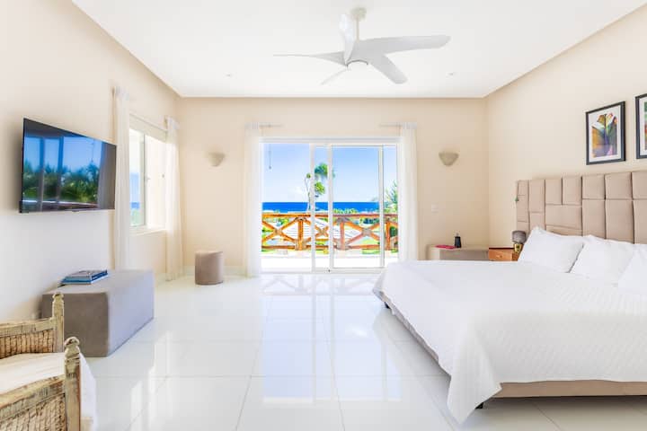 Chambre ouvrant sur un balcon privé avec vue sur l'océan.