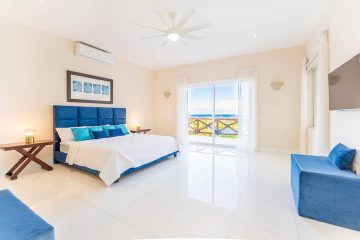 Dormitor principal spațios, cu un design curat.