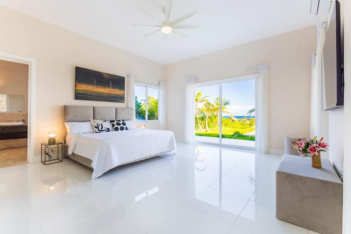 Dormitor pentru oaspeți într-o vilă din Punta Cana.