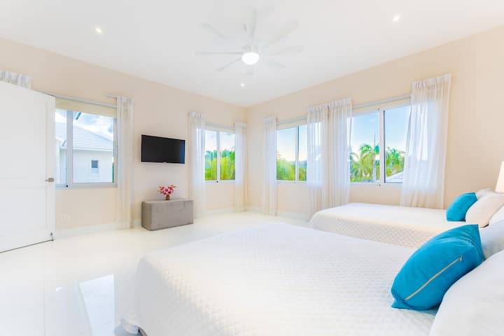 Dormitor luminos, cu vedere la grădină.