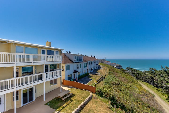 Dog-friendly Condo W/ Ocean Views & Wifi - Lincoln City, OR